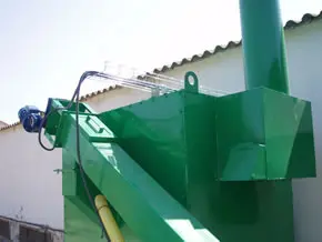 Caldera de biomasa modelo CBS400 con tolva y sinfín para granjas