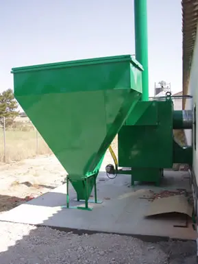 Caldera de biomasa modelo CBS400 con tolva y sinfín para granjas