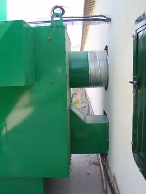 Caldera de biomasa modelo CBS400 con tolva y sinfín para granjas